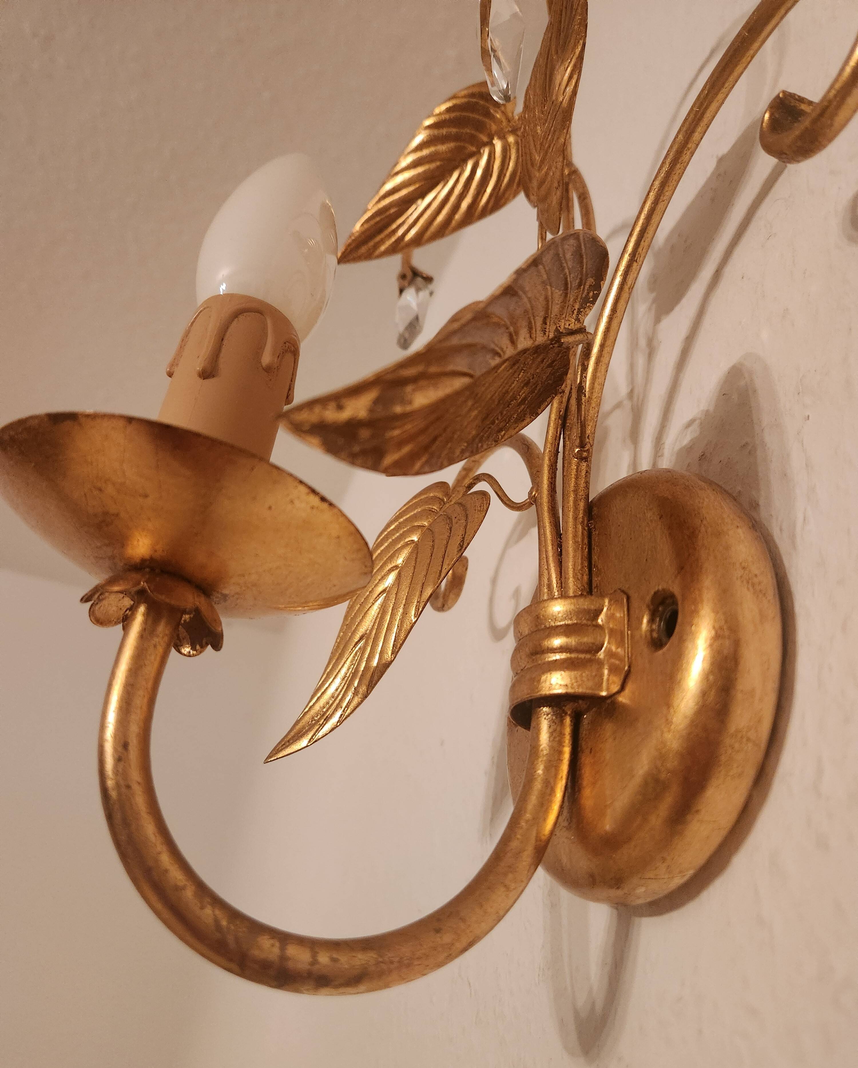 Shabby Wandlampe vergoldet Blattgold Kristallelemente Hollywood Regency 70s