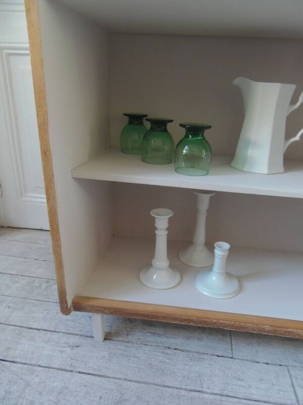 Bibliothèque vintage en placage chêne, intérieur gris perle, pied en métal