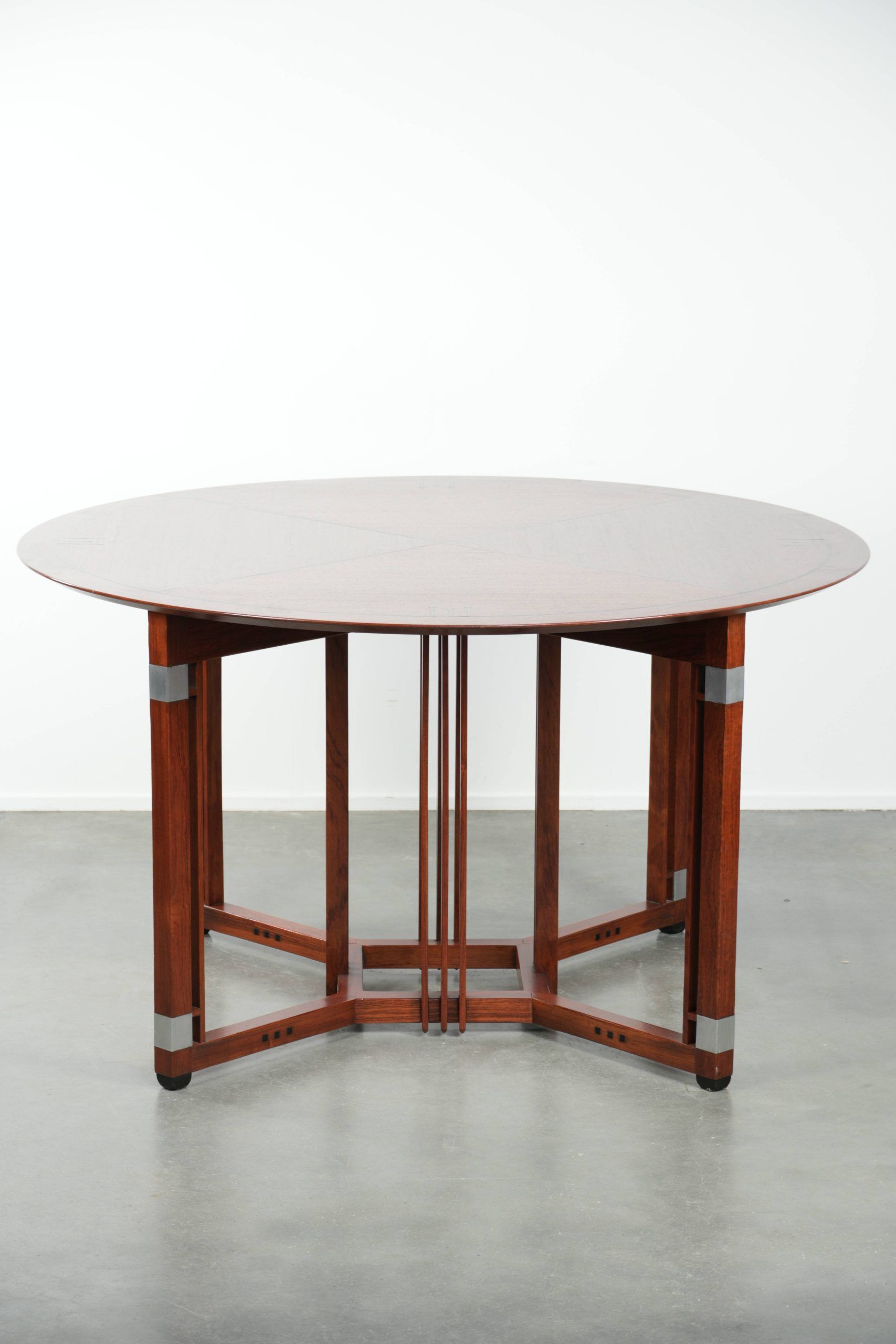 Round Art Deco design dining table for 4 people in good condition