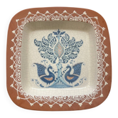 Dish for peacocks