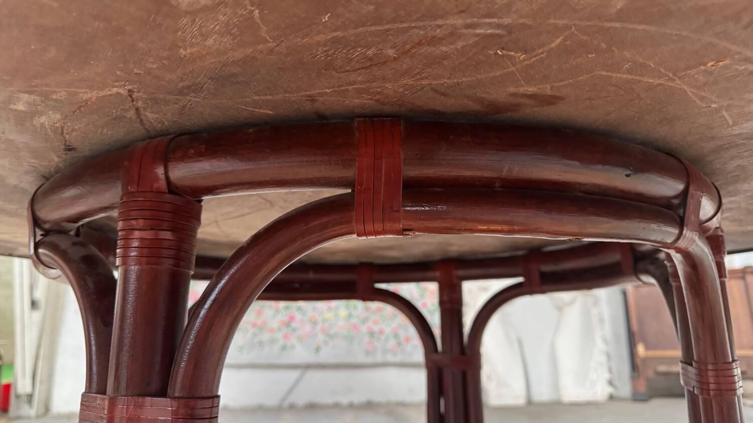 Table haute céramique et rotin vintage