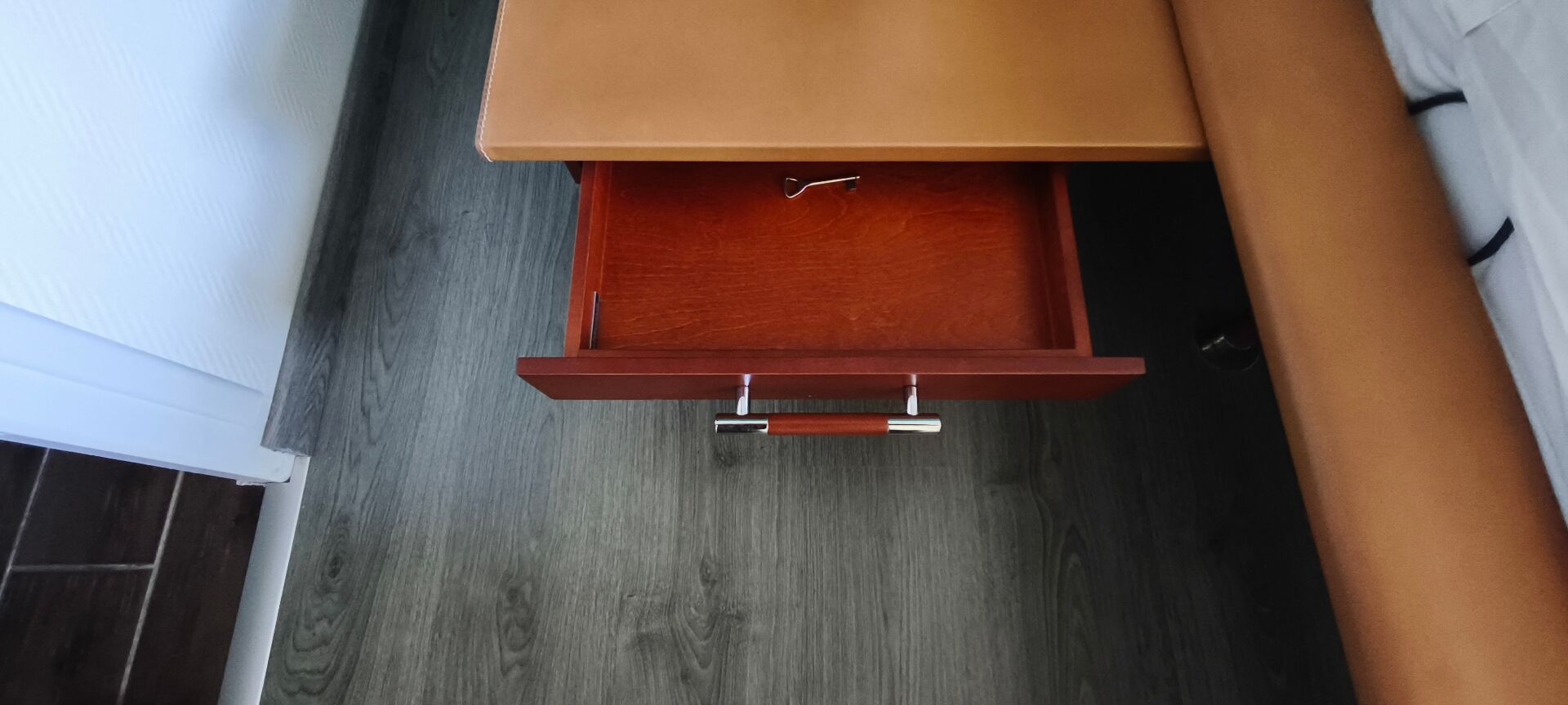 Lit Vanity Roche Bobois (designer Luigi Gorgoni) in leather.