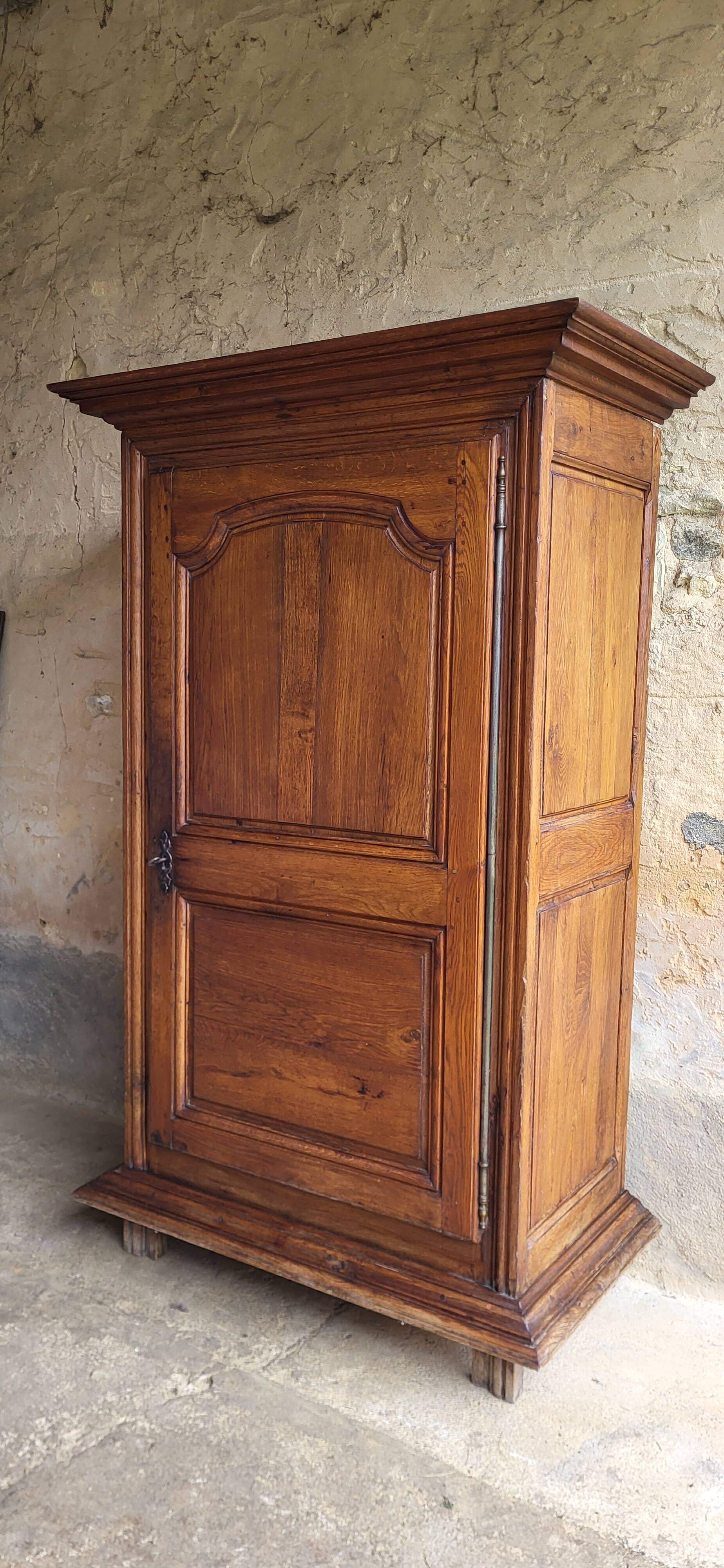Louis XIII oak armoire / bonnetière / 18th century
