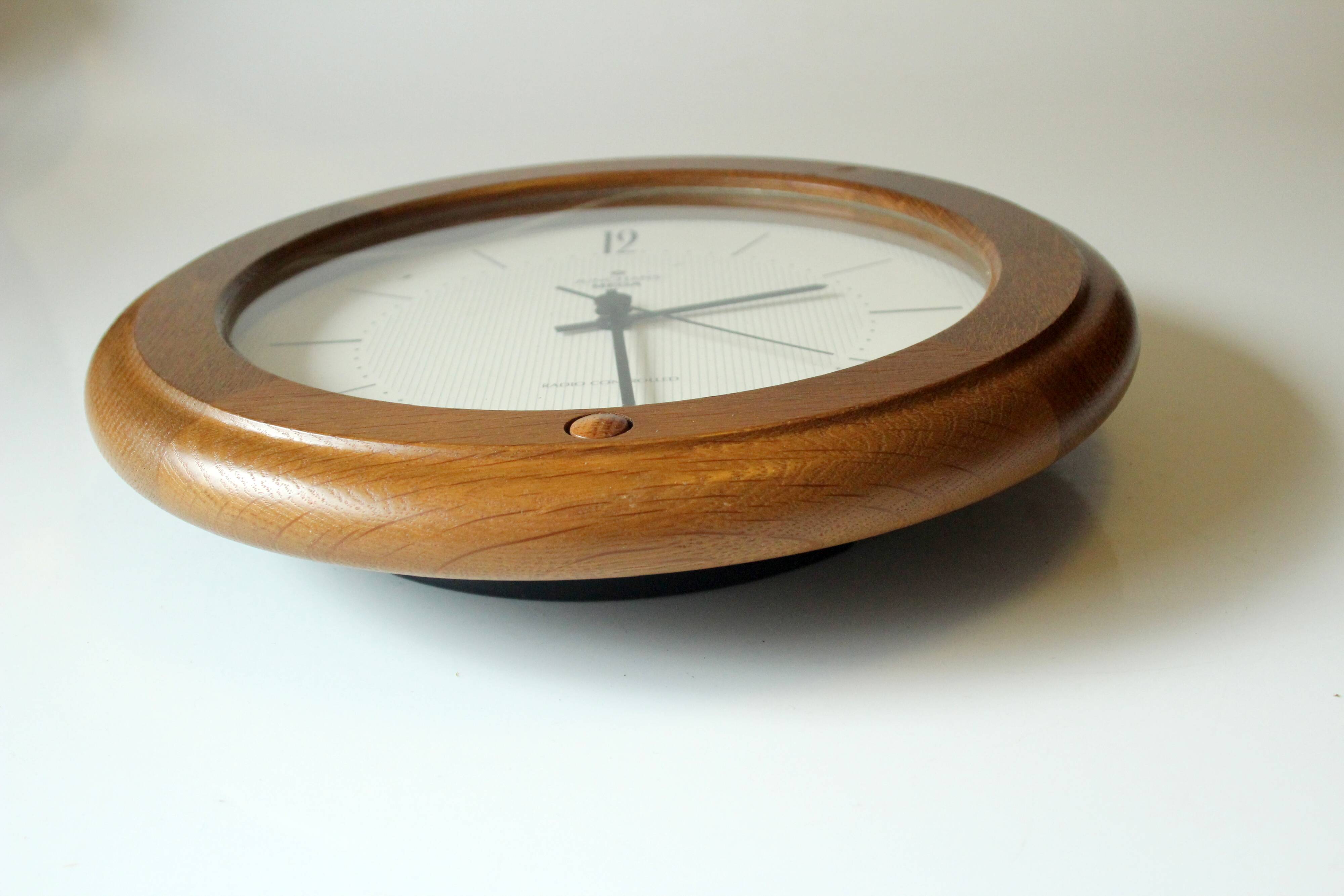 Horloge murale encadrée en bois faite par Junghans vintage