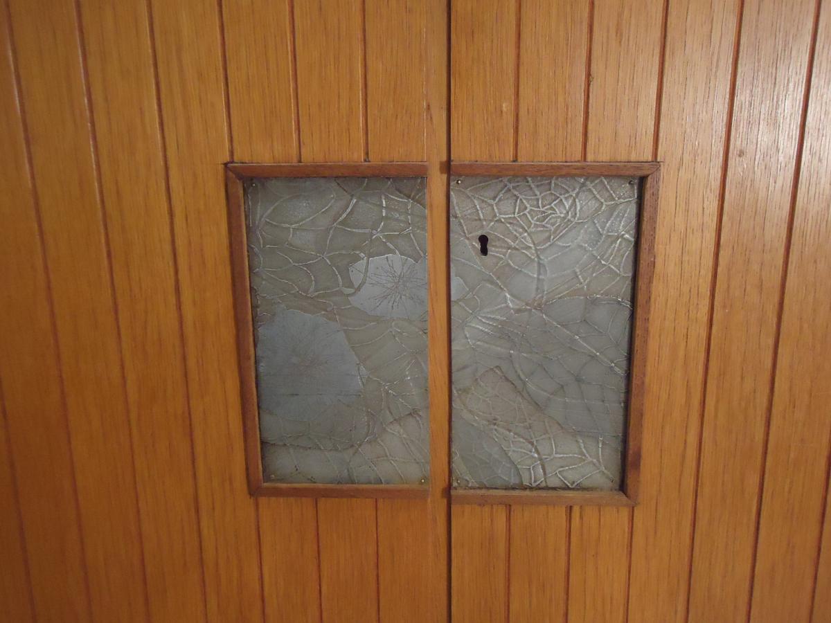 Bar cabinet opening with 2 doors from the 1950s.
