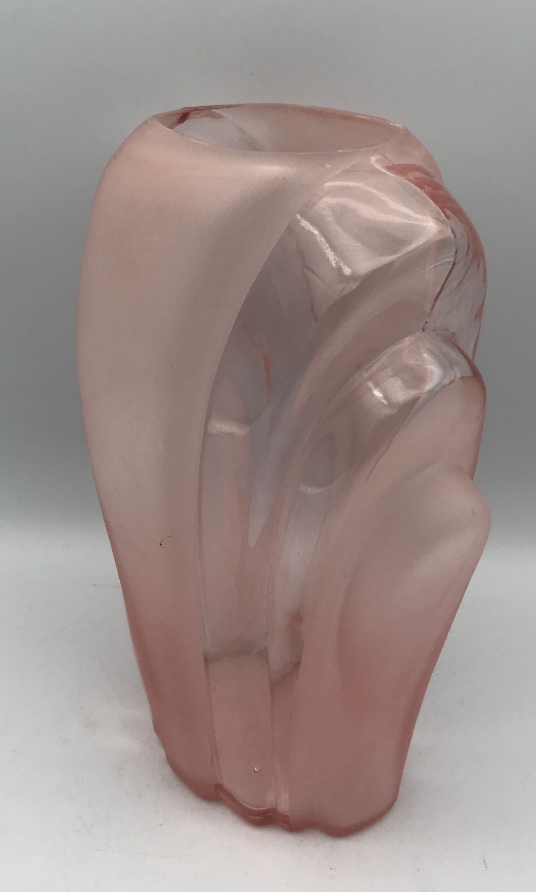 Vase en verre moulé rose art déco 18 cm