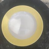 Deux plats en faience un creux et un plat a gateaux blanc et bordure jaune