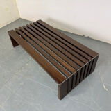 Table basse à lattes en bois et métal de style moderniste du milieu du siècle