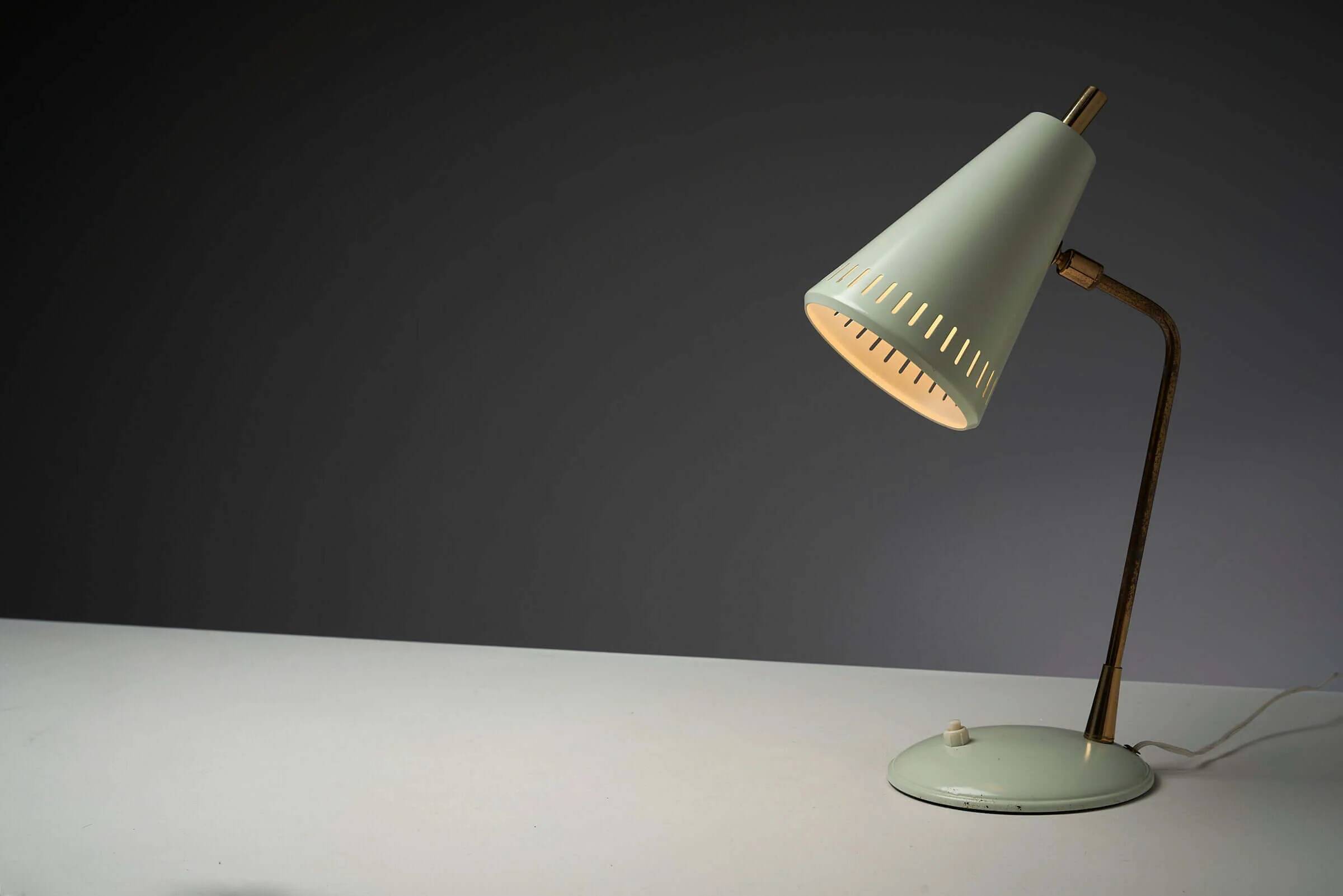 Adjustable table lamp in patinated brass and green metal