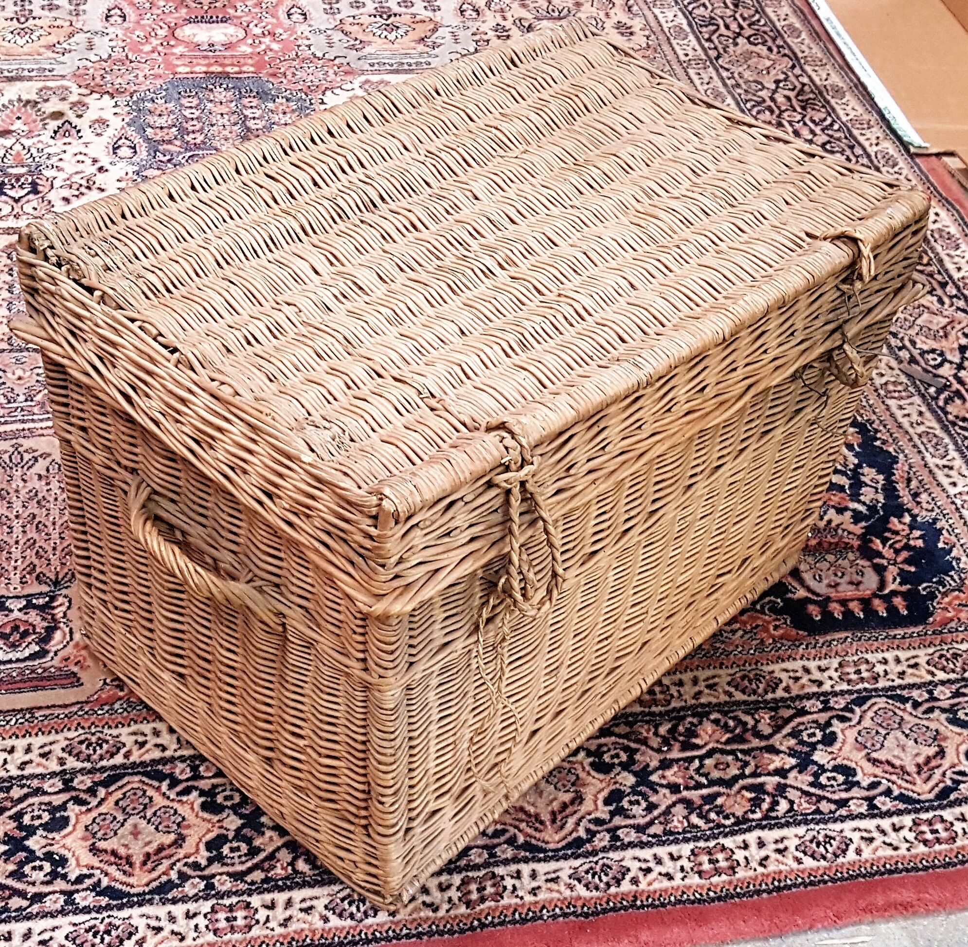 Ancien coffre en osier