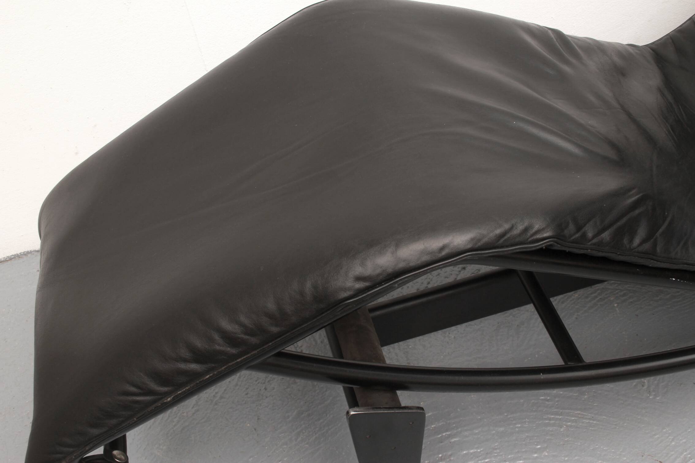Chaise longue LC 4 Cassina Le Corbusier cuir noir