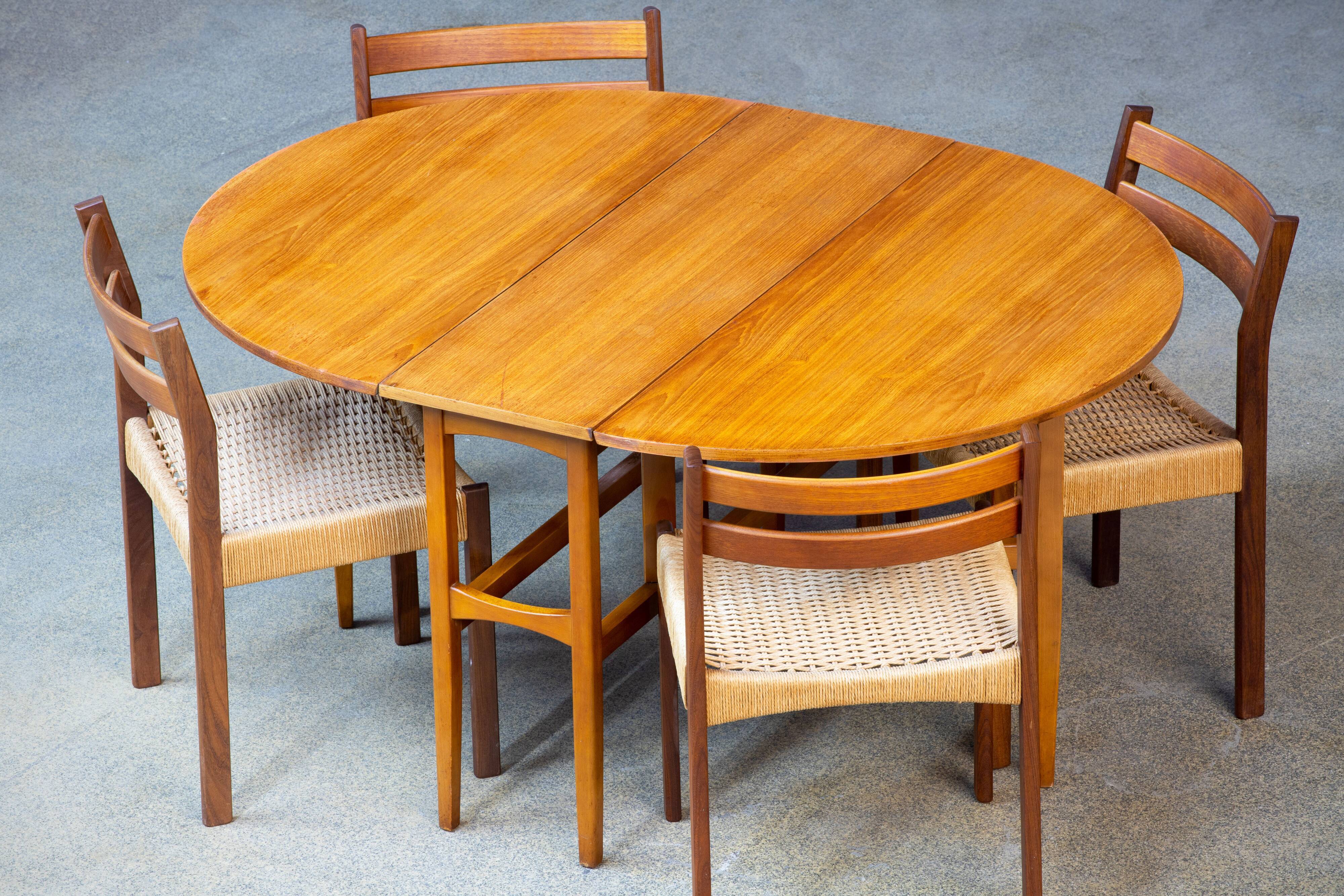 Dining table in scandinavian teck 1960