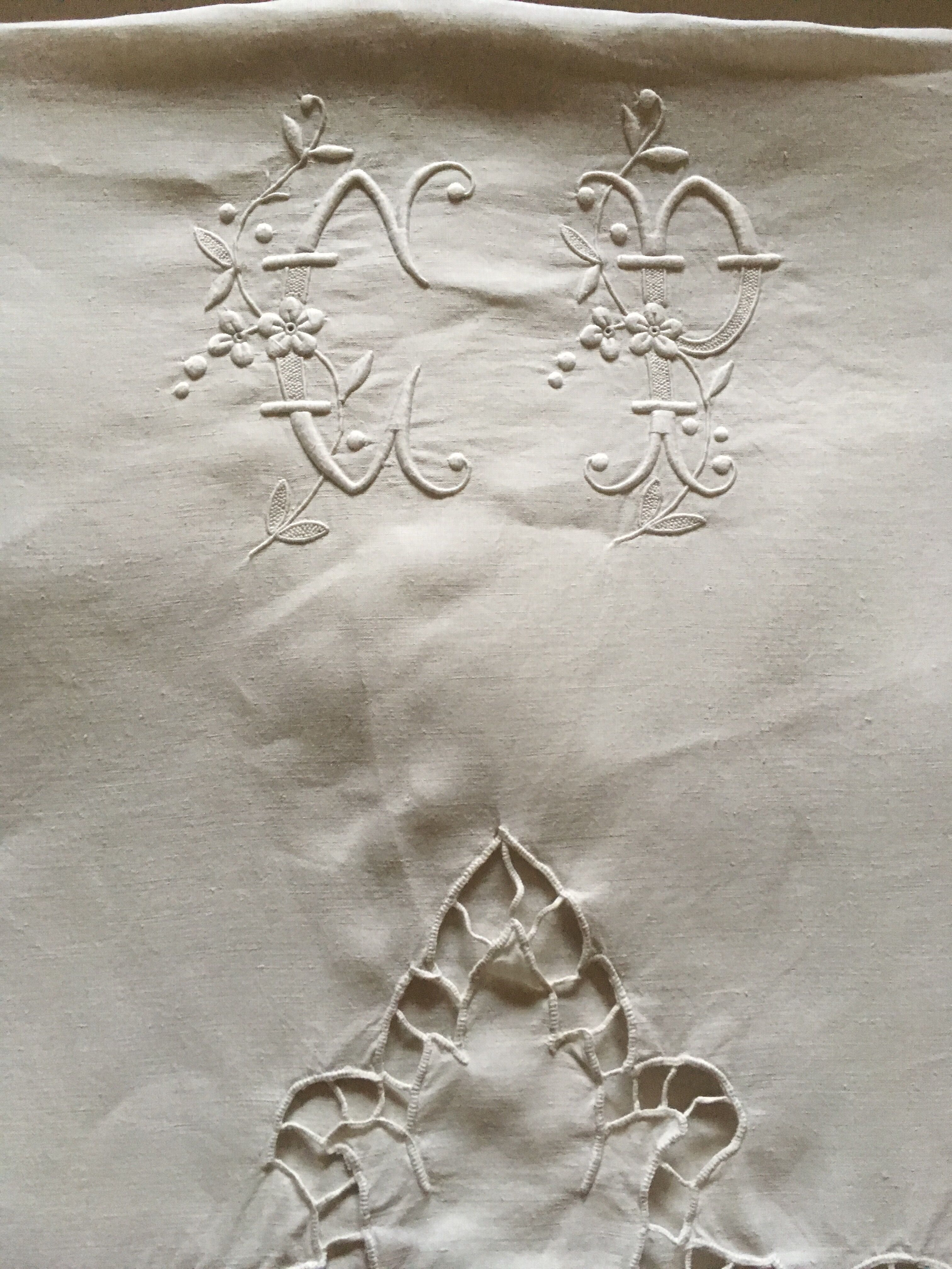 Cloth of linen embroidered setback richelieu figure cp thread Castle