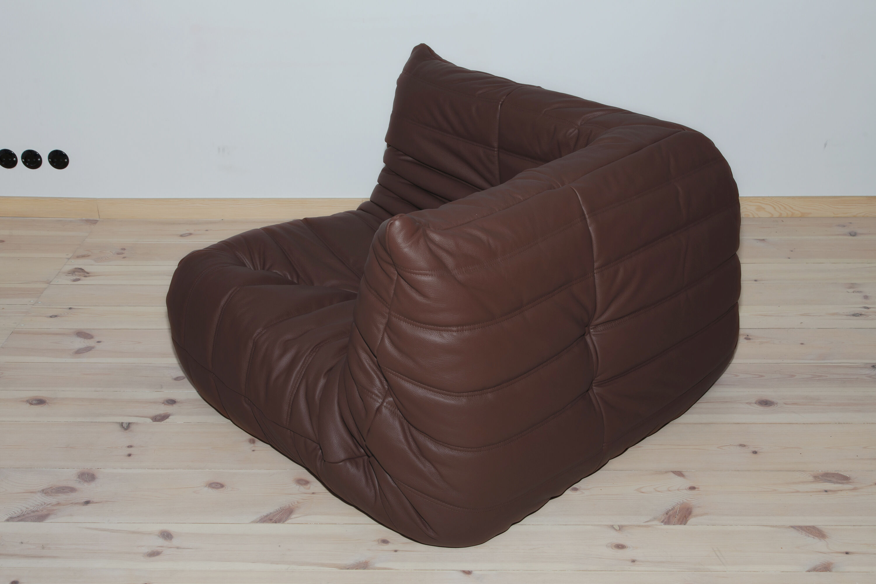 Fauteuils et canapé 2 places Togo dessiné par Michel Ducaroy 1973