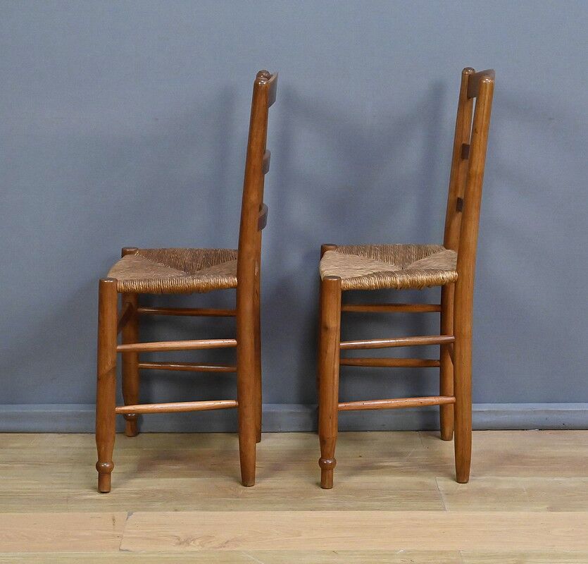Pair of rush-seated chairs in cherry wood – late 19th century
