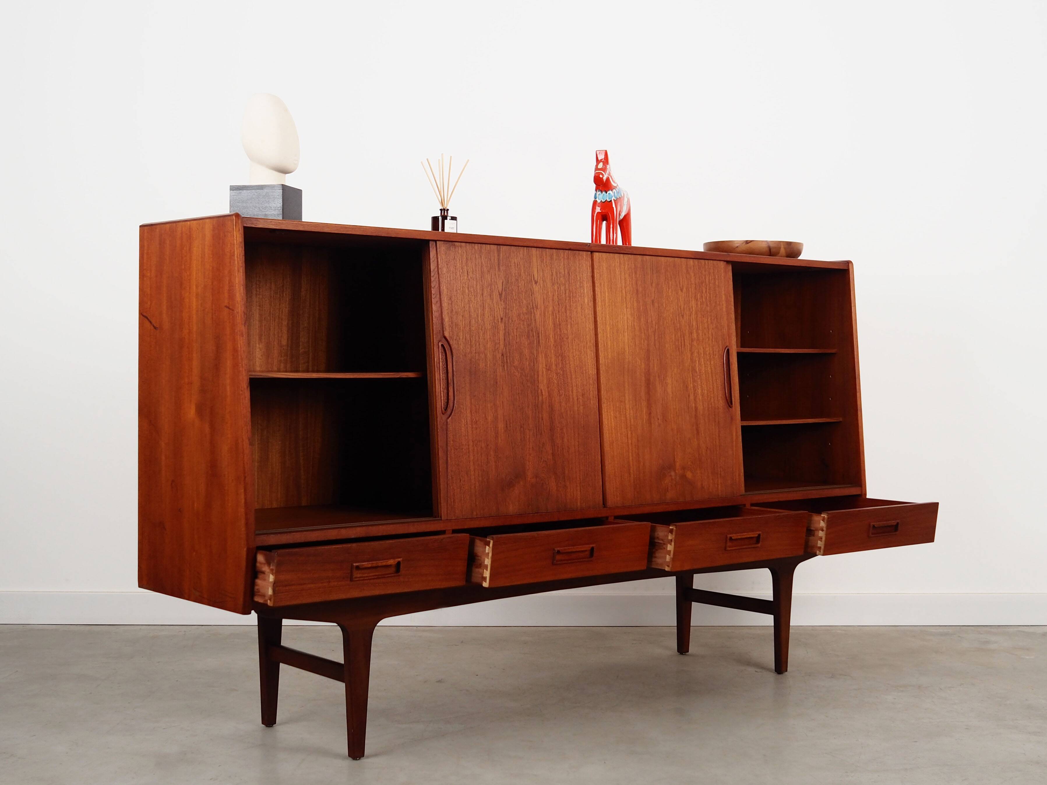 Buffet haut en teck, design danois, années 1970, fabriqué par Børge Dam