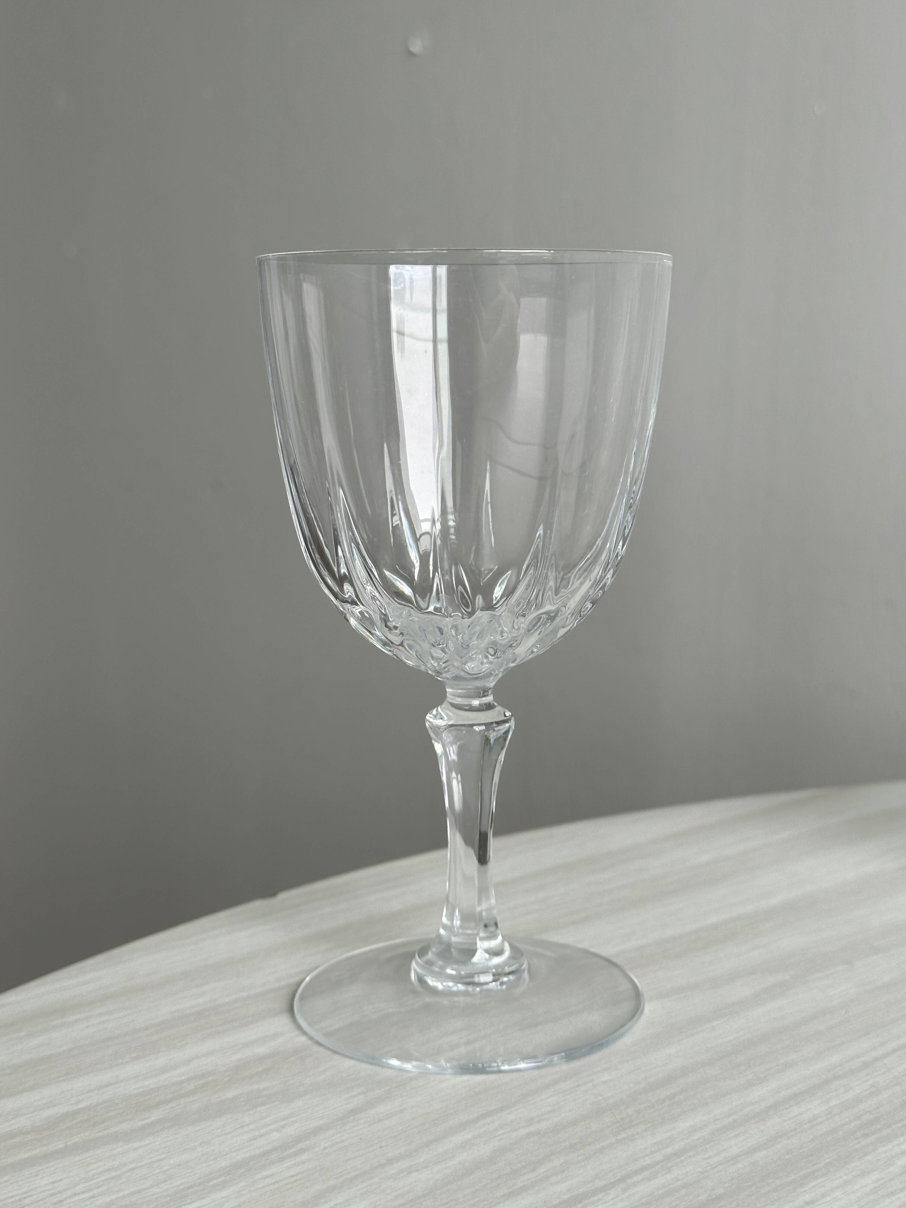 5 grands verres à vin / eau en cristal.