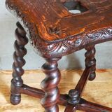 Tabouret ancien en bois massif tourné et sculpté