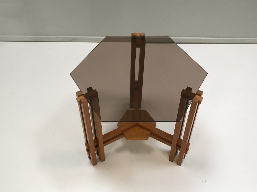 Table d’appoint moderniste néerlandaise en bois et en verre hexagonale des années 1960