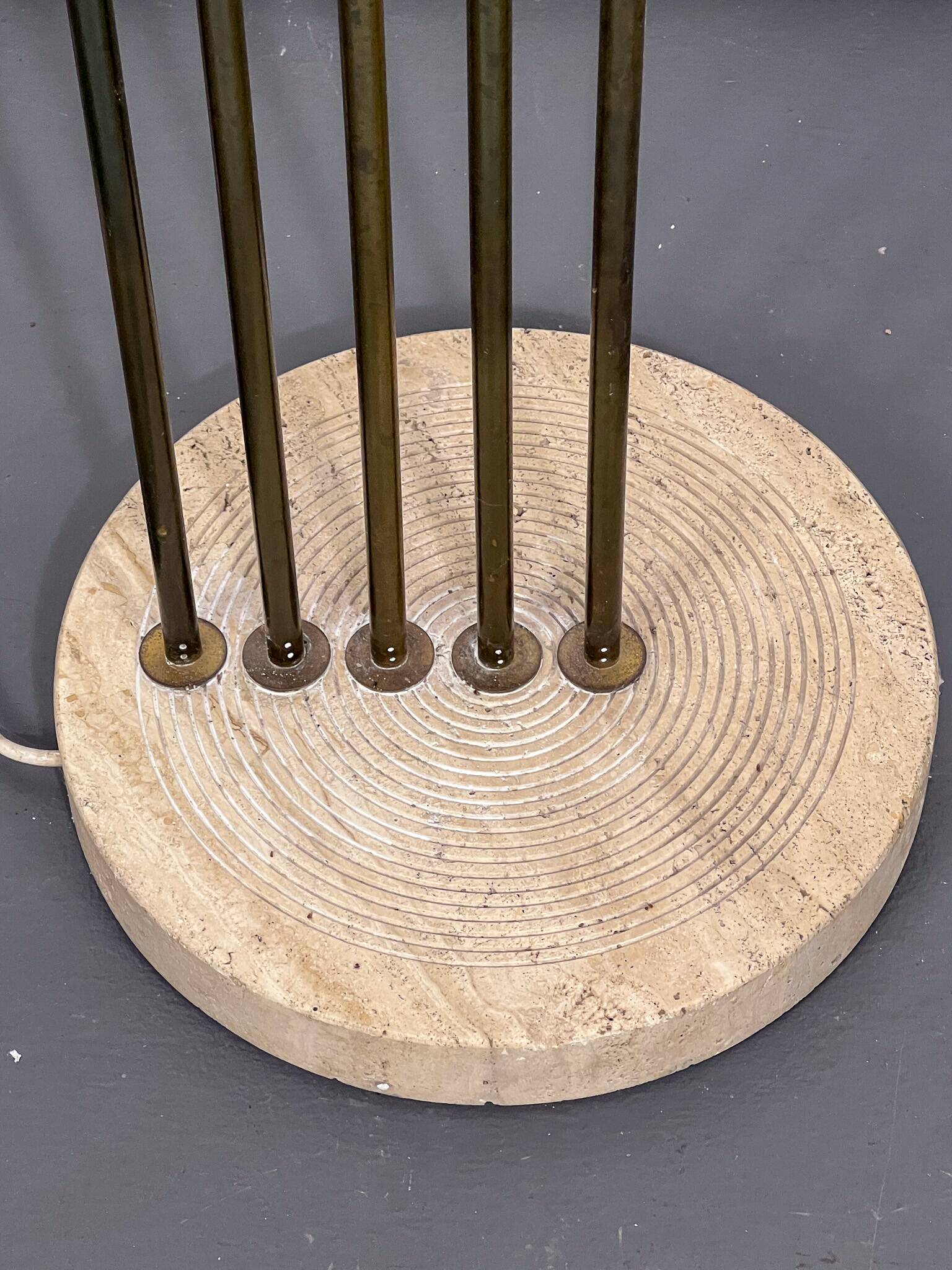 Goffredo Reggiani attributed. Floor lamp in brass and travertine. Italy 196