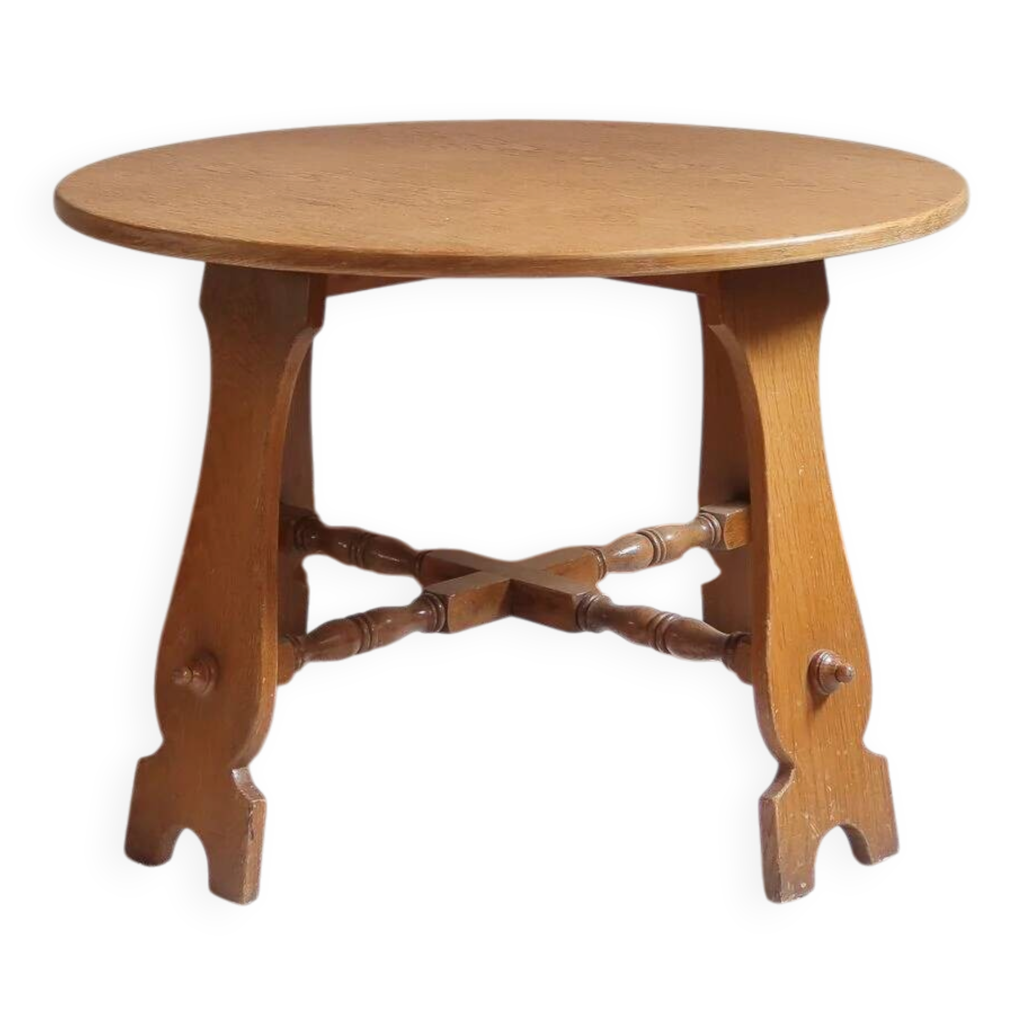 Round beech coffee table with curved legs, 1980s.