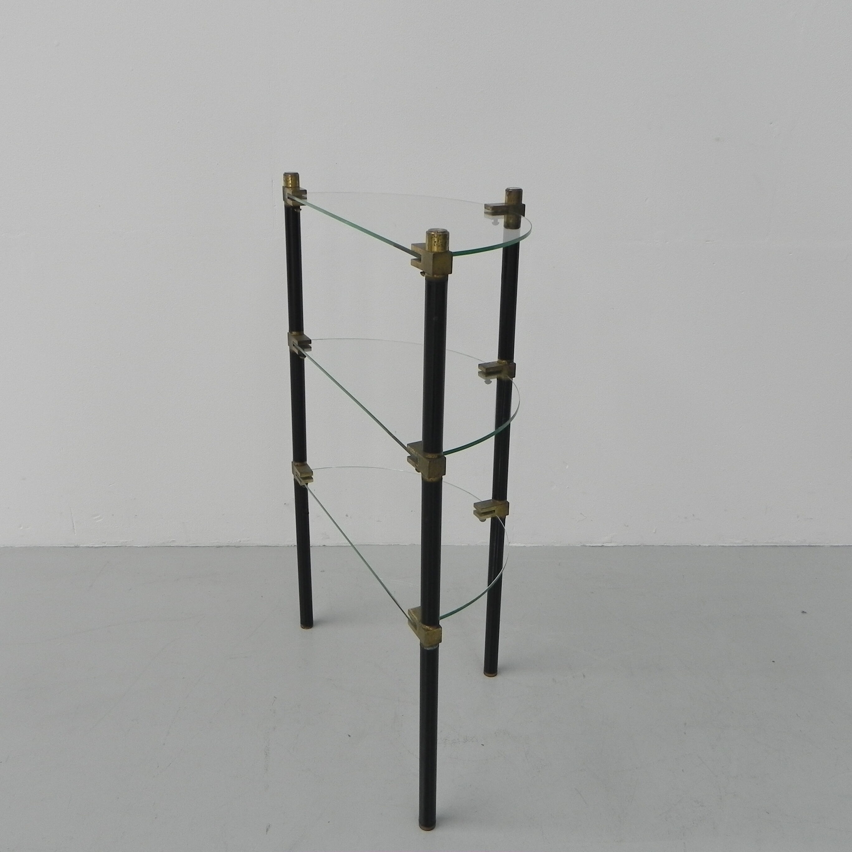 Shelf with 3 glass plates