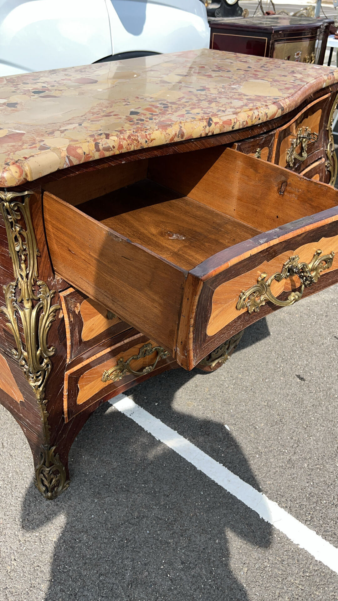 Commode tombeau Louis XV en marqueterie et marbre fin XIXe siècle
