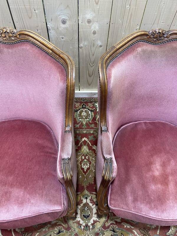 Paire de fauteuils - bergères de style Louis XV en velours rose
