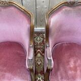 Paire de fauteuils - bergères de style Louis XV en velours rose