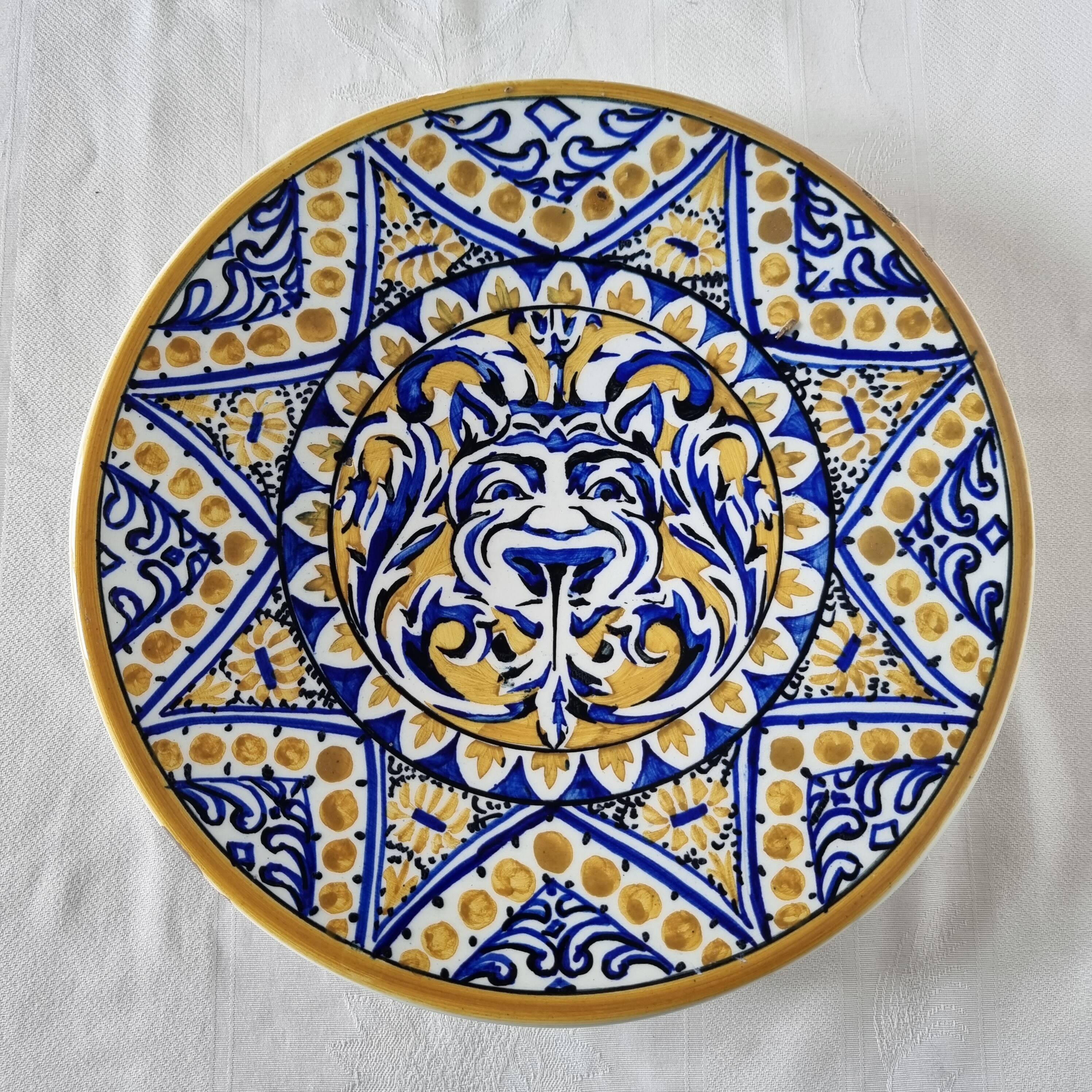 Ancienne assiette en céramique ou faïence espagnole fabriquée et peinte à la main Milieu du siècle