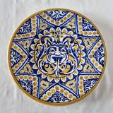 Ancienne assiette en céramique ou faïence espagnole fabriquée et peinte à la main Milieu du siècle