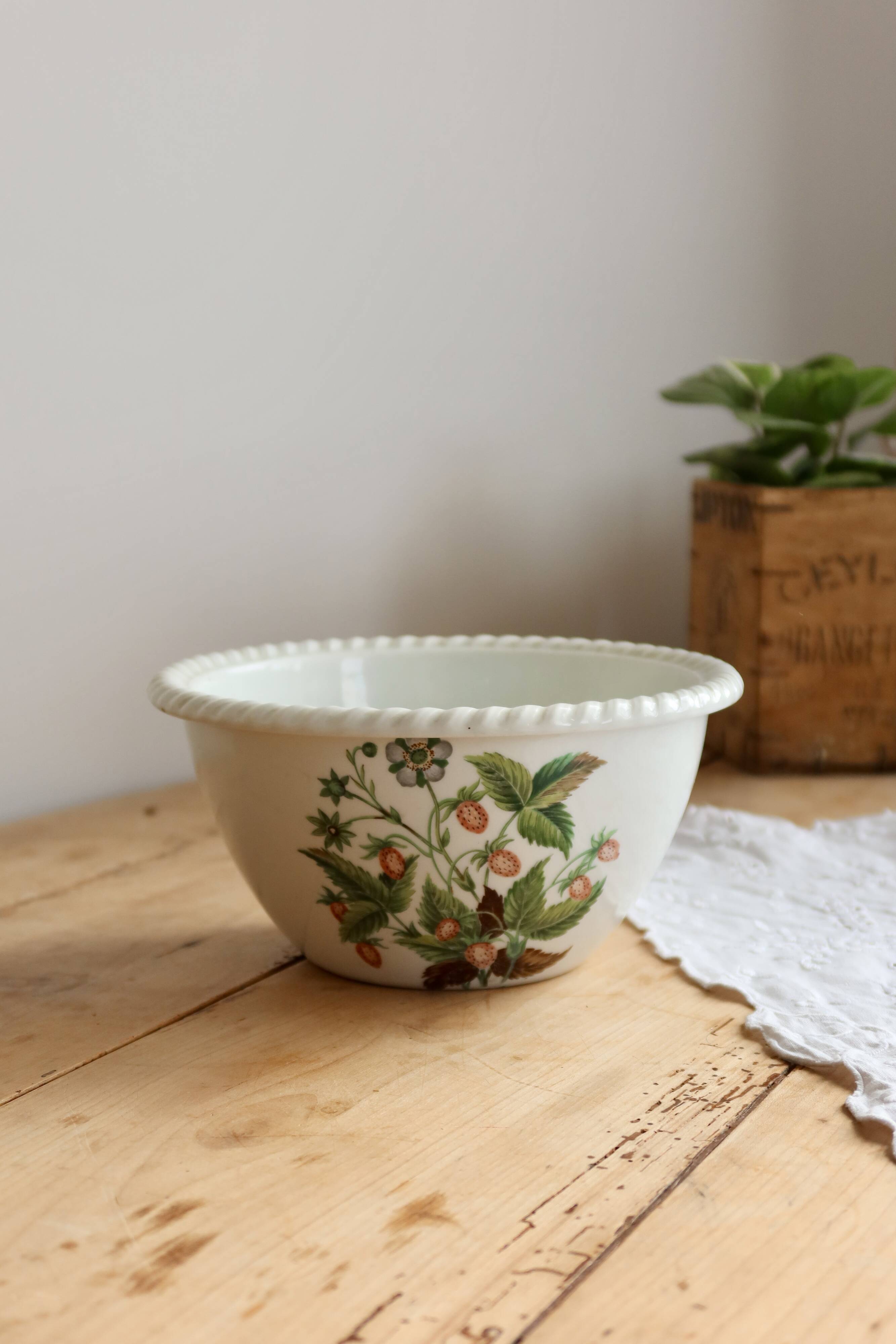 Vintage cache-pot in porcelain from Paris with a wild strawberry pattern.