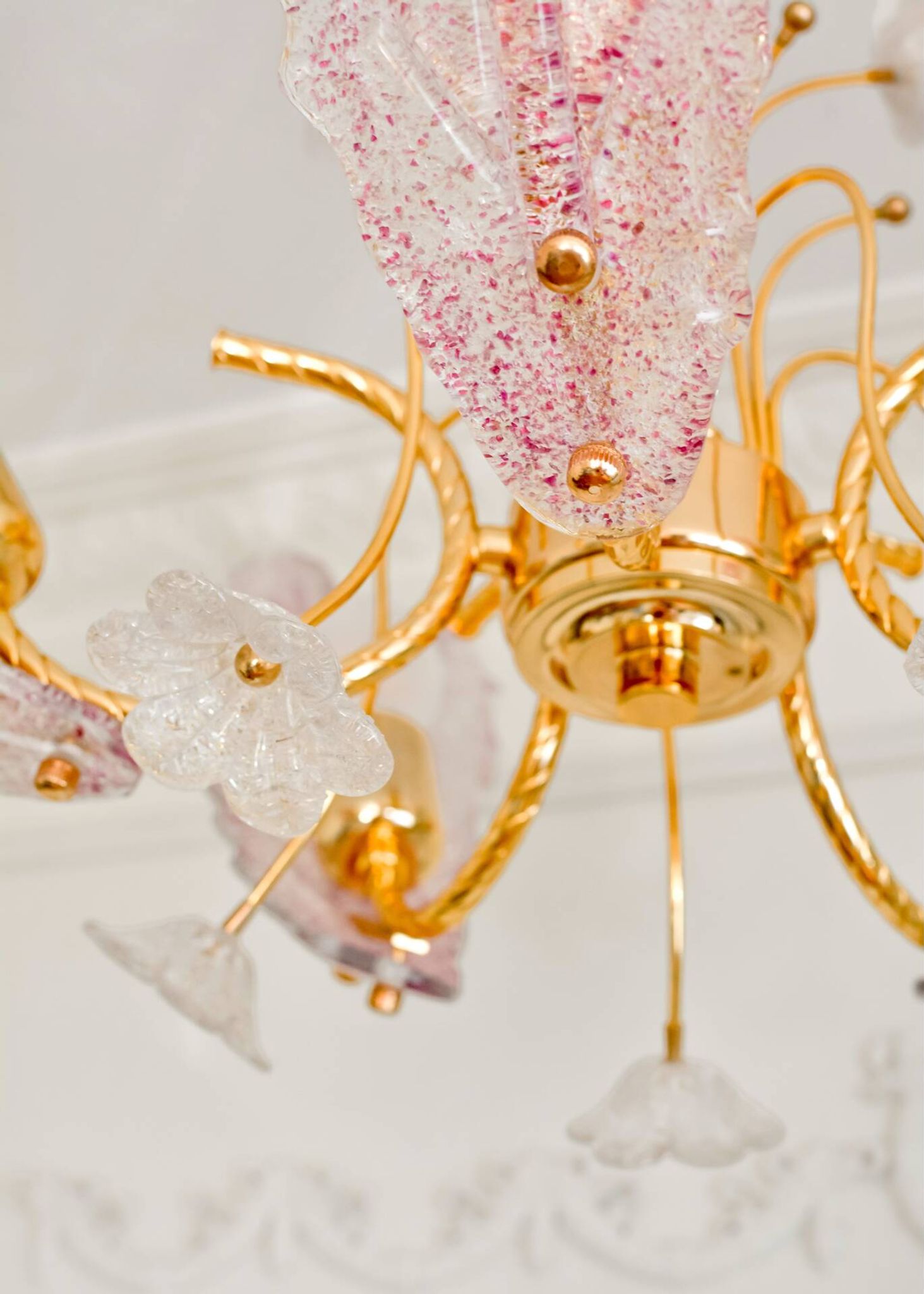 Vintage Murano glass chandelier in pink and gold metal, 1970s.