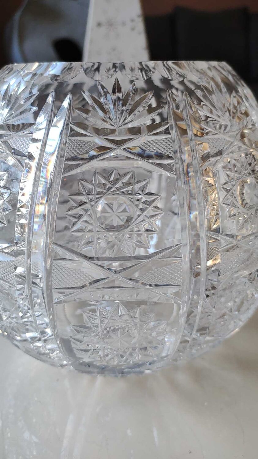 Vase shaped ball in carved Bohemian crystal. Star motifs, diamond braces, hardwoods. Diam 16 cm