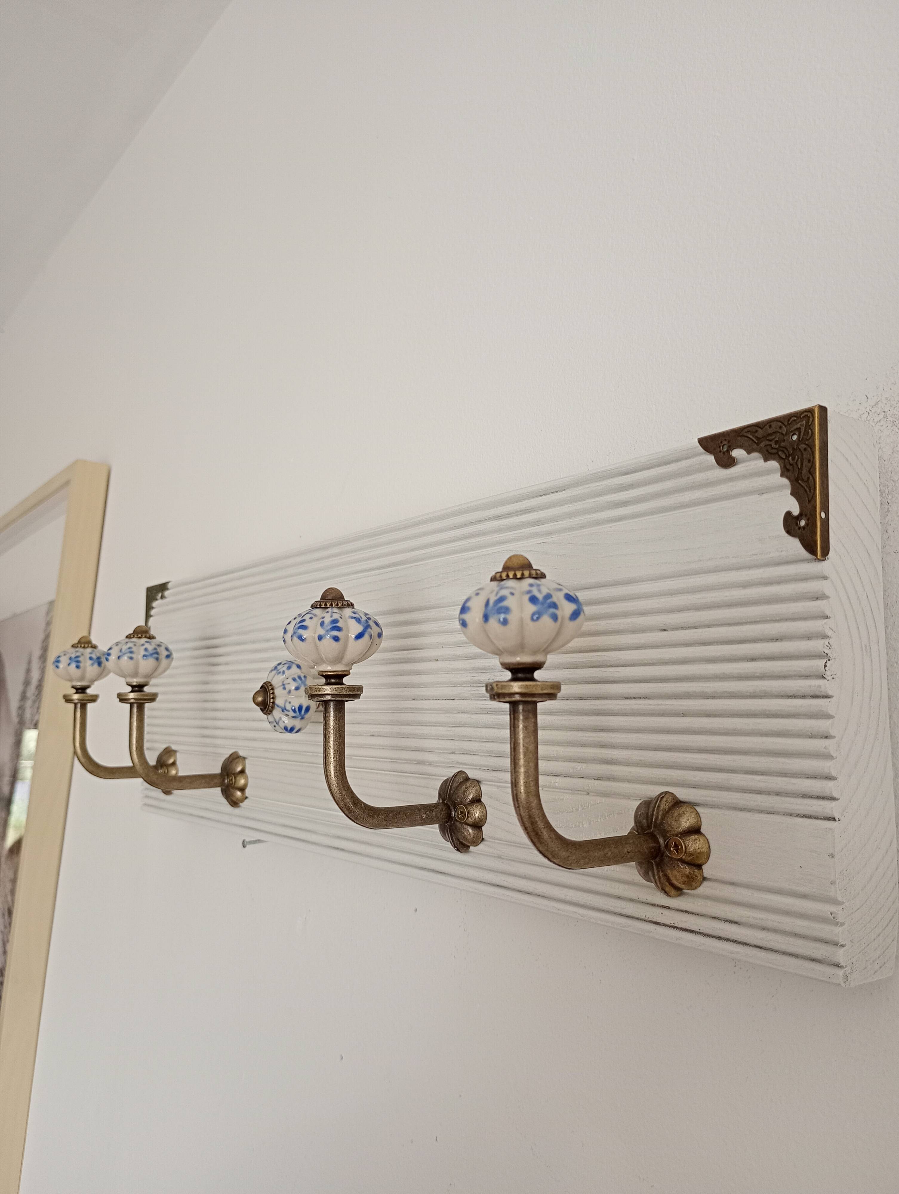 Wall-mounted coat rack 50 cm – 4 hooks and decorative central button