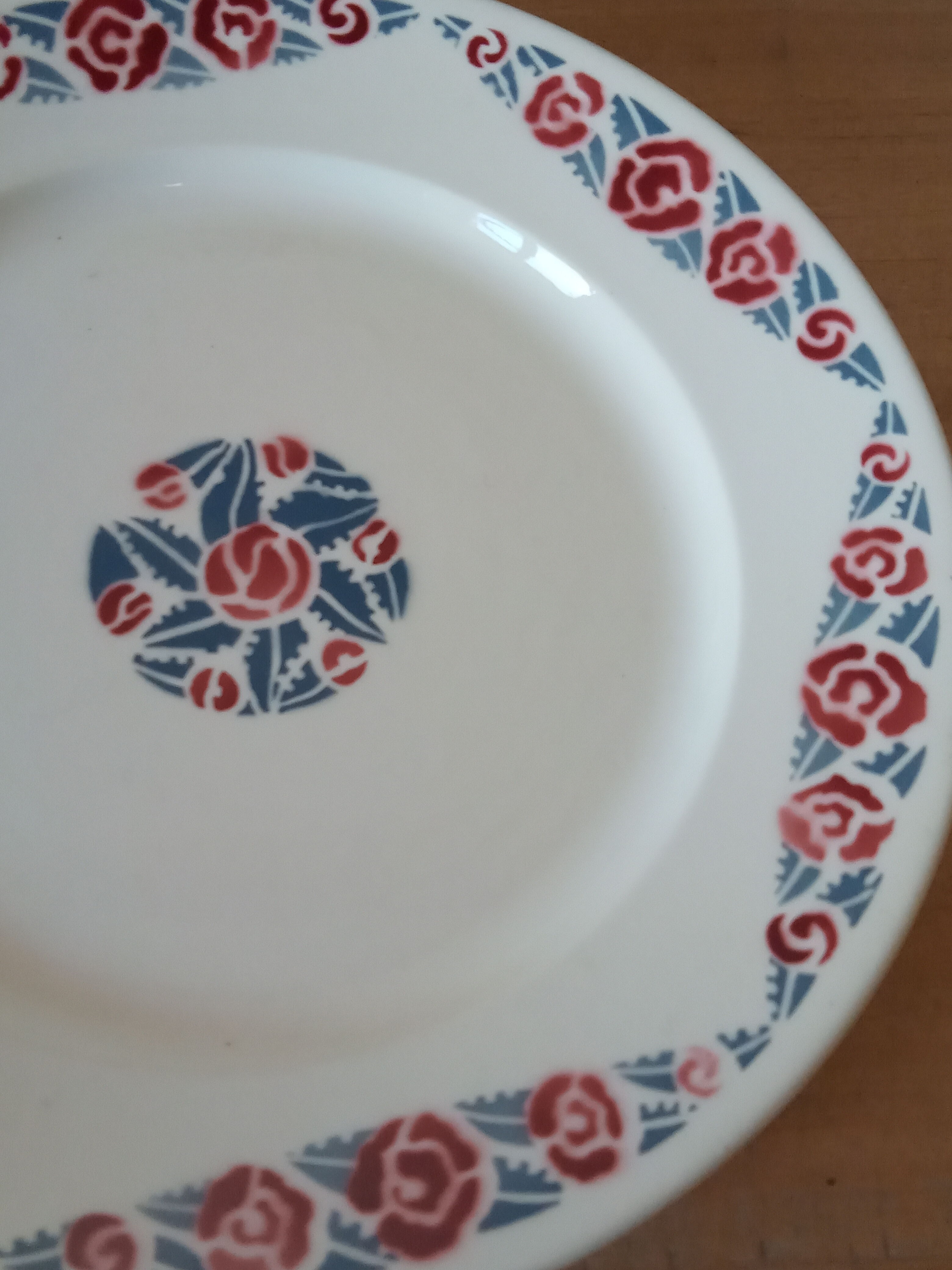 Six plates of Badonviller Art Deco