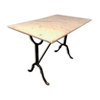 Bistro table in marble and cast iron legs