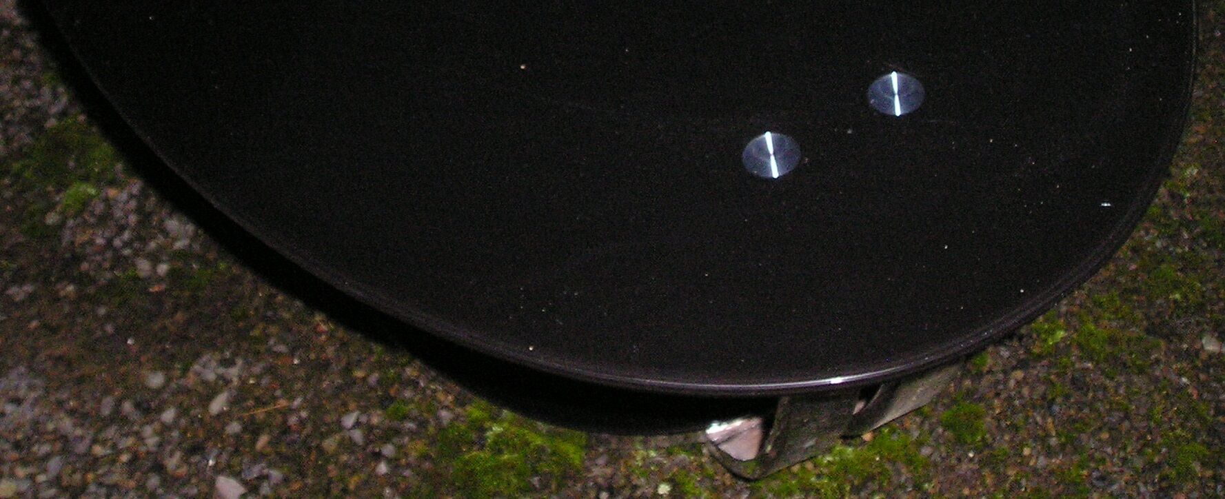 Table basse ovale en métal chromé et verre fumé 70's