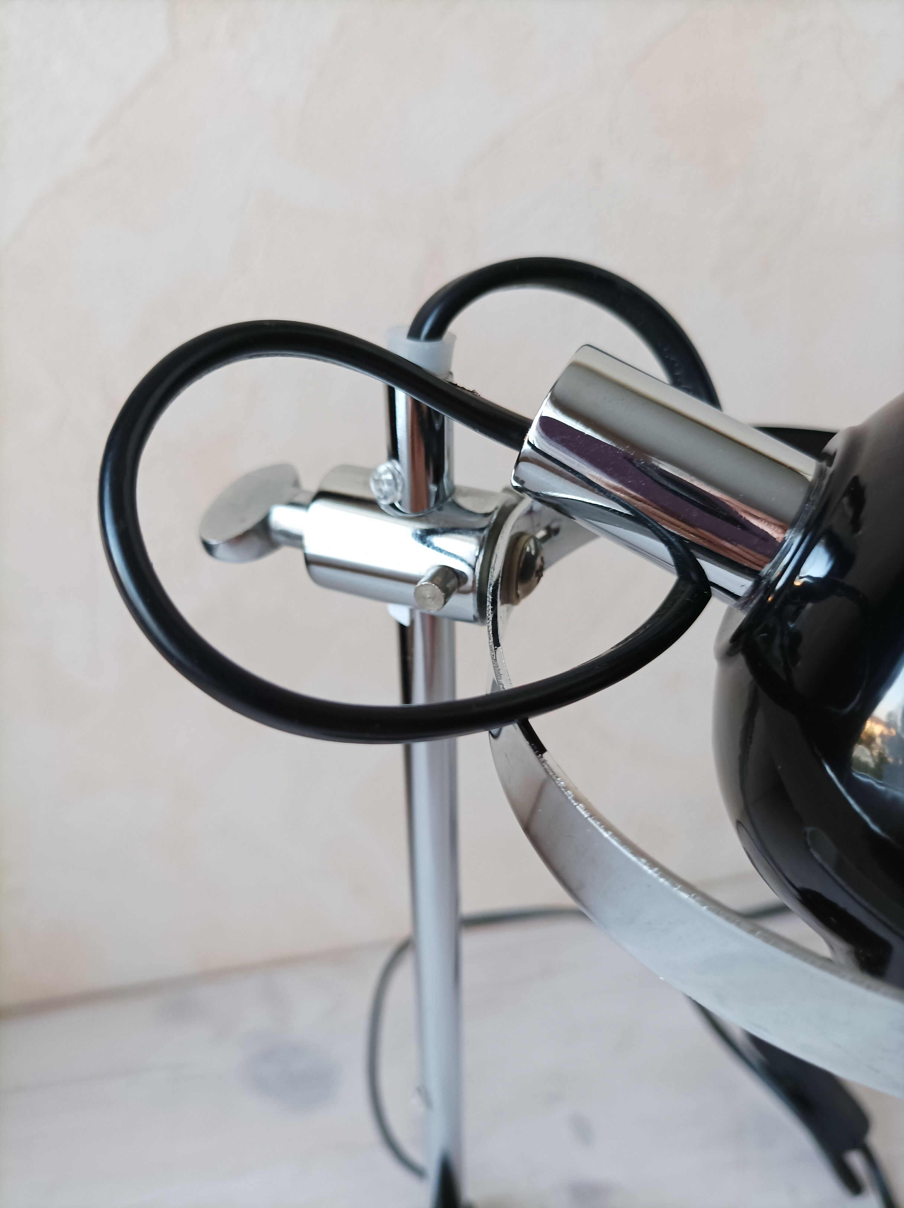 Adjustable desk lamp