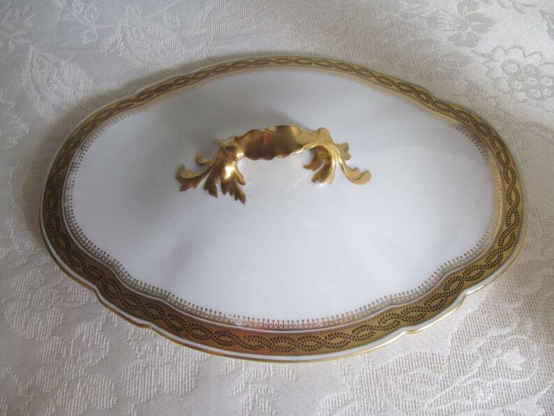 Antique medium-sized porcelain tureen produced by William Guerin