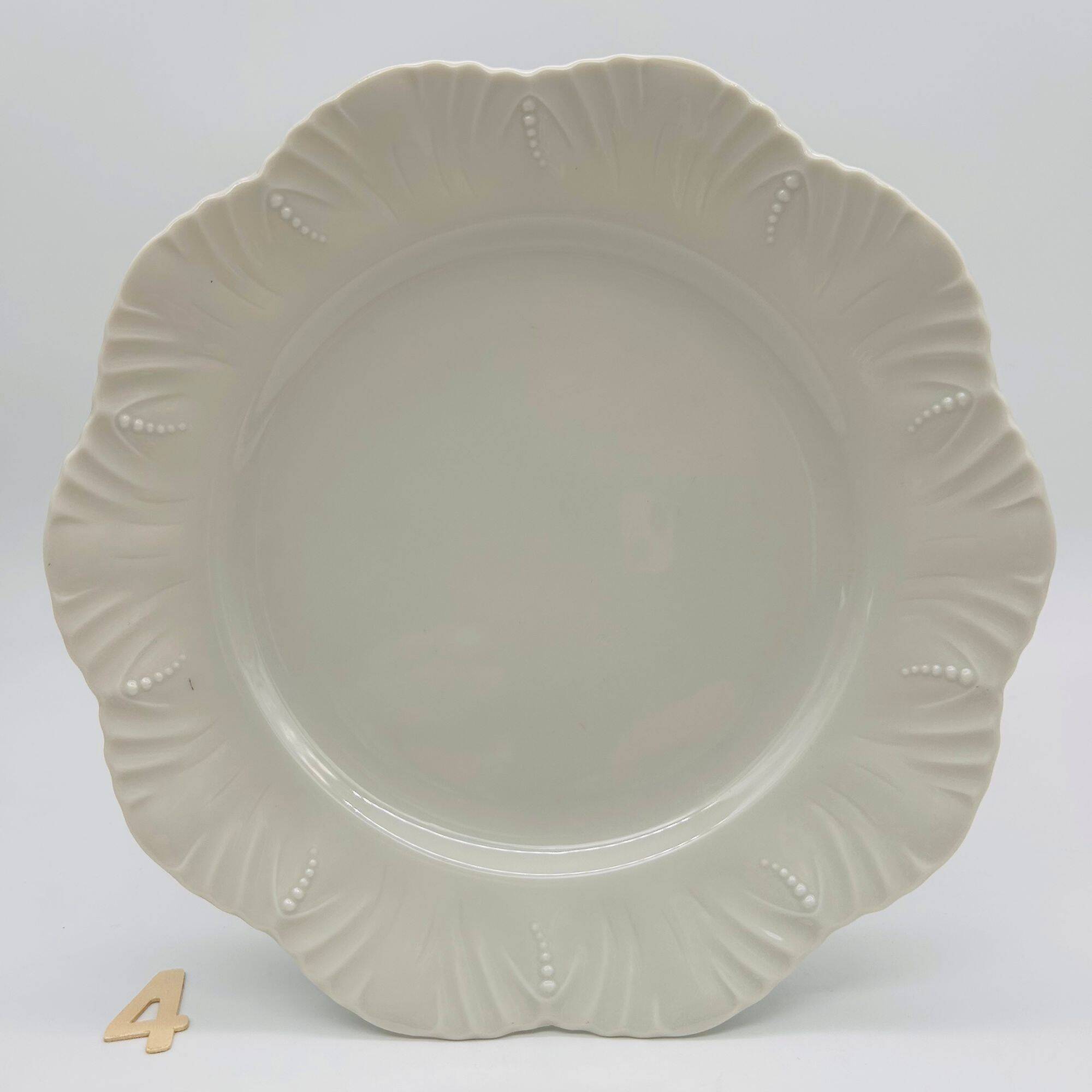 6 flat plates made of Limoges porcelain.