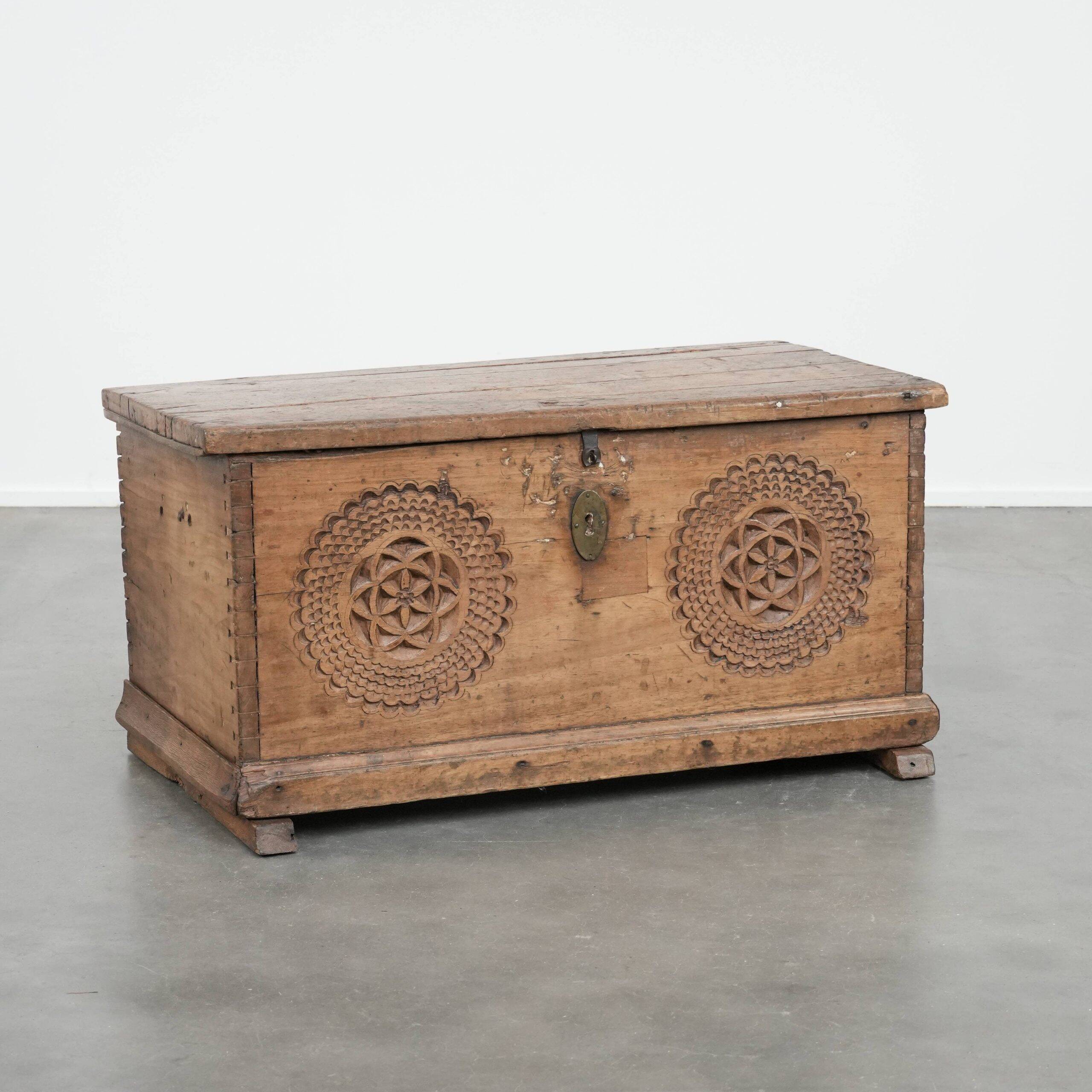 Magnifique coffre ancien espagnol en noyer, orné de superbes sculptures sur bois et d'une apparence pleine de caractère.