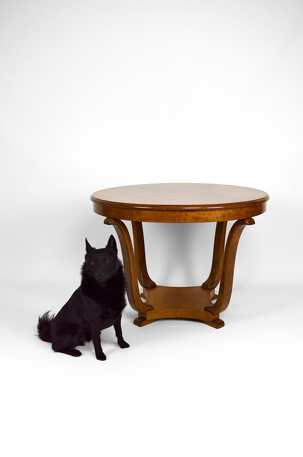 Round Art Deco pedestal table in walnut veneer circa 1930