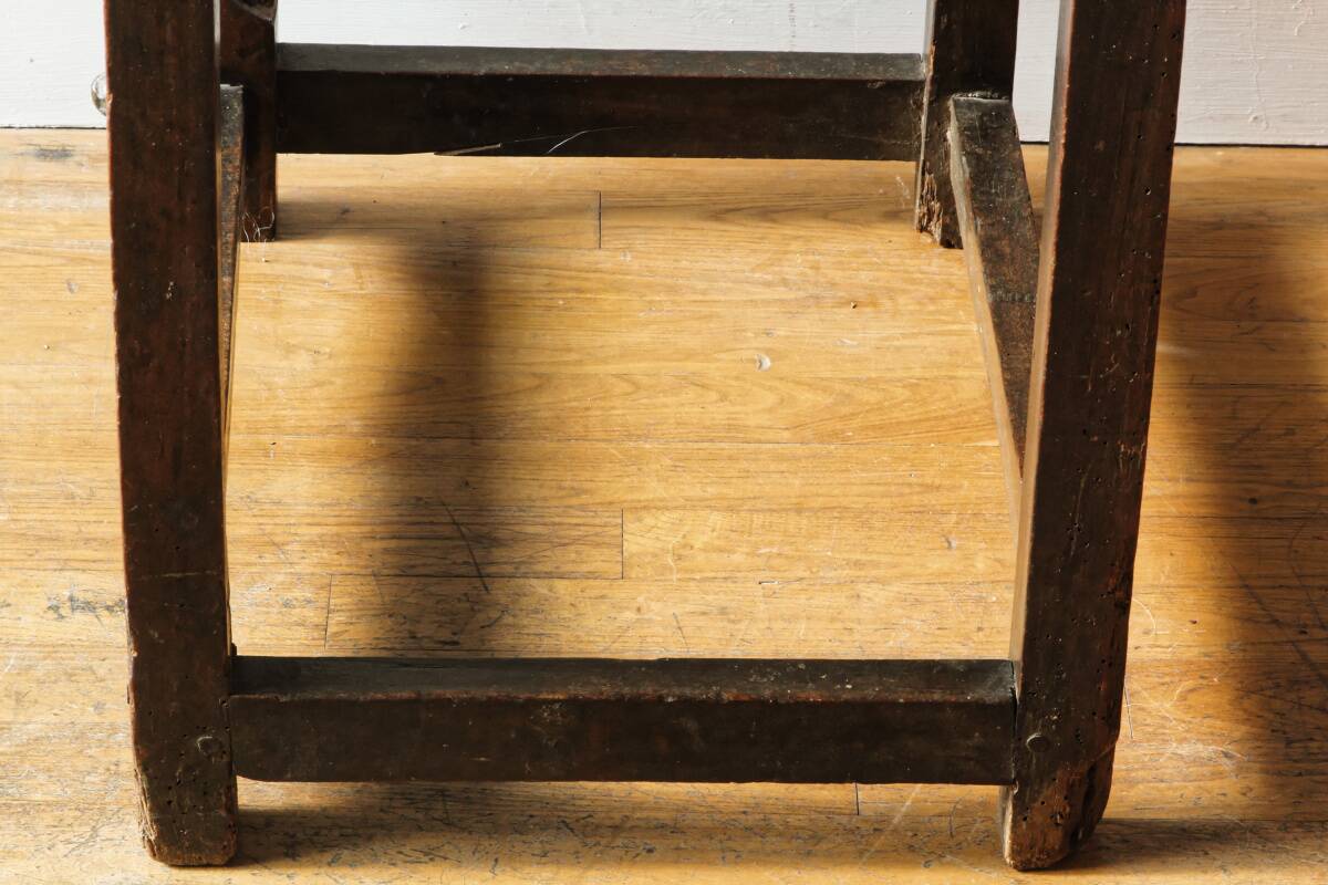 Antique armchair in walnut and studded leather, 17th century