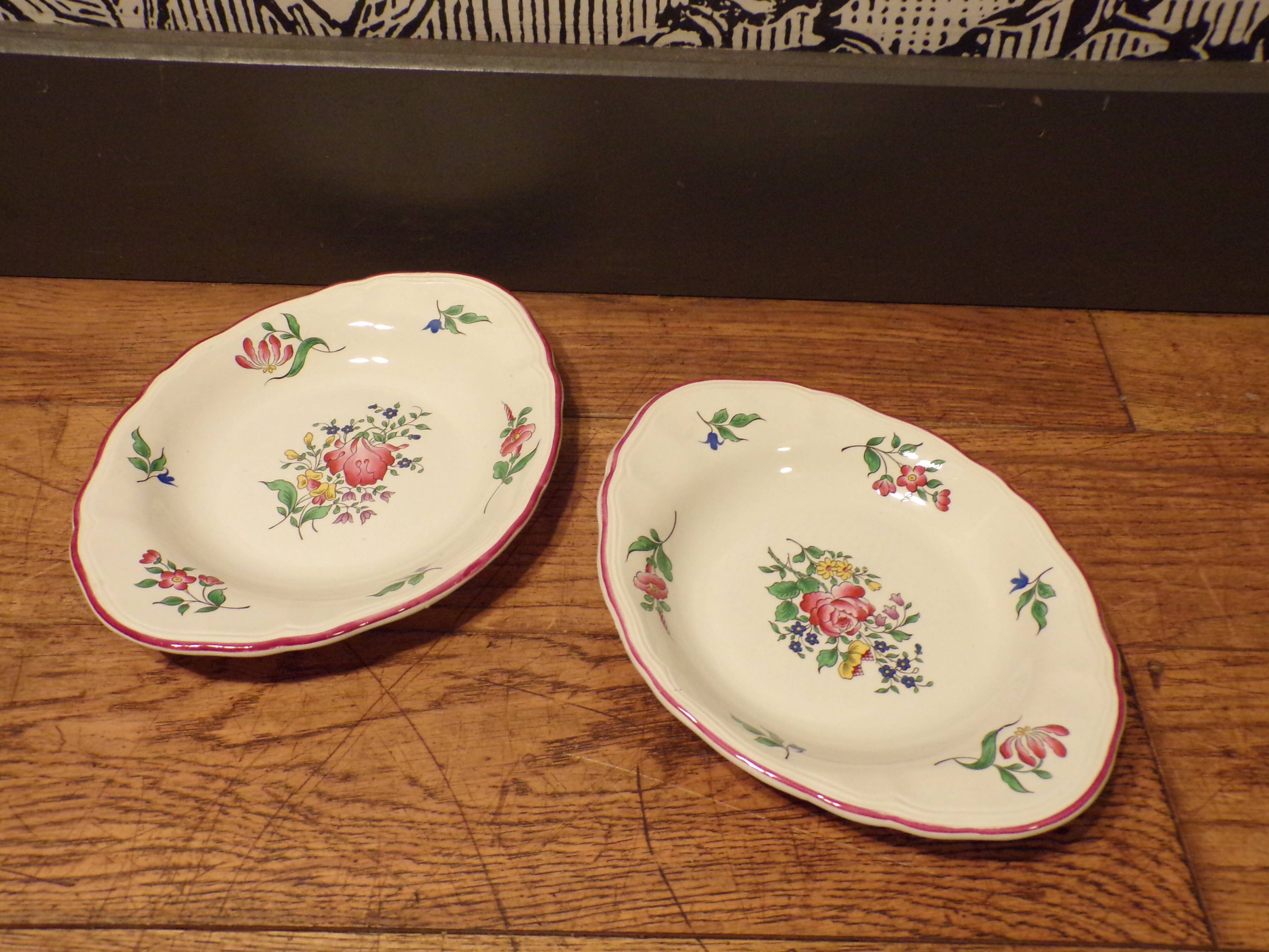 2 Lunévile dishes with street lamp decor