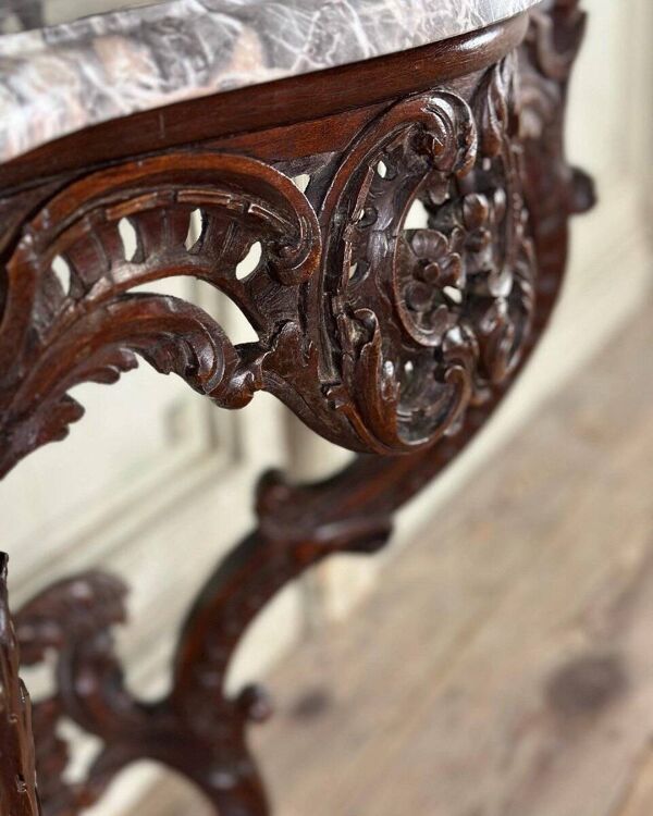 Console Louis XV en bois sculpté, marbre gris des Ardennes, XVIIIème siècle
