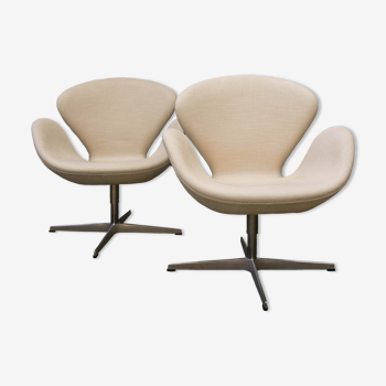 Paire de fauteuils pivotants Swan en tissu Christianshavn blanc conçus par Arne Jacobsen en 1958