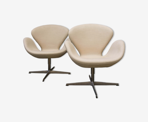 Paire de fauteuils pivotants Swan en tissu Christianshavn blanc conçus par Arne Jacobsen en 1958