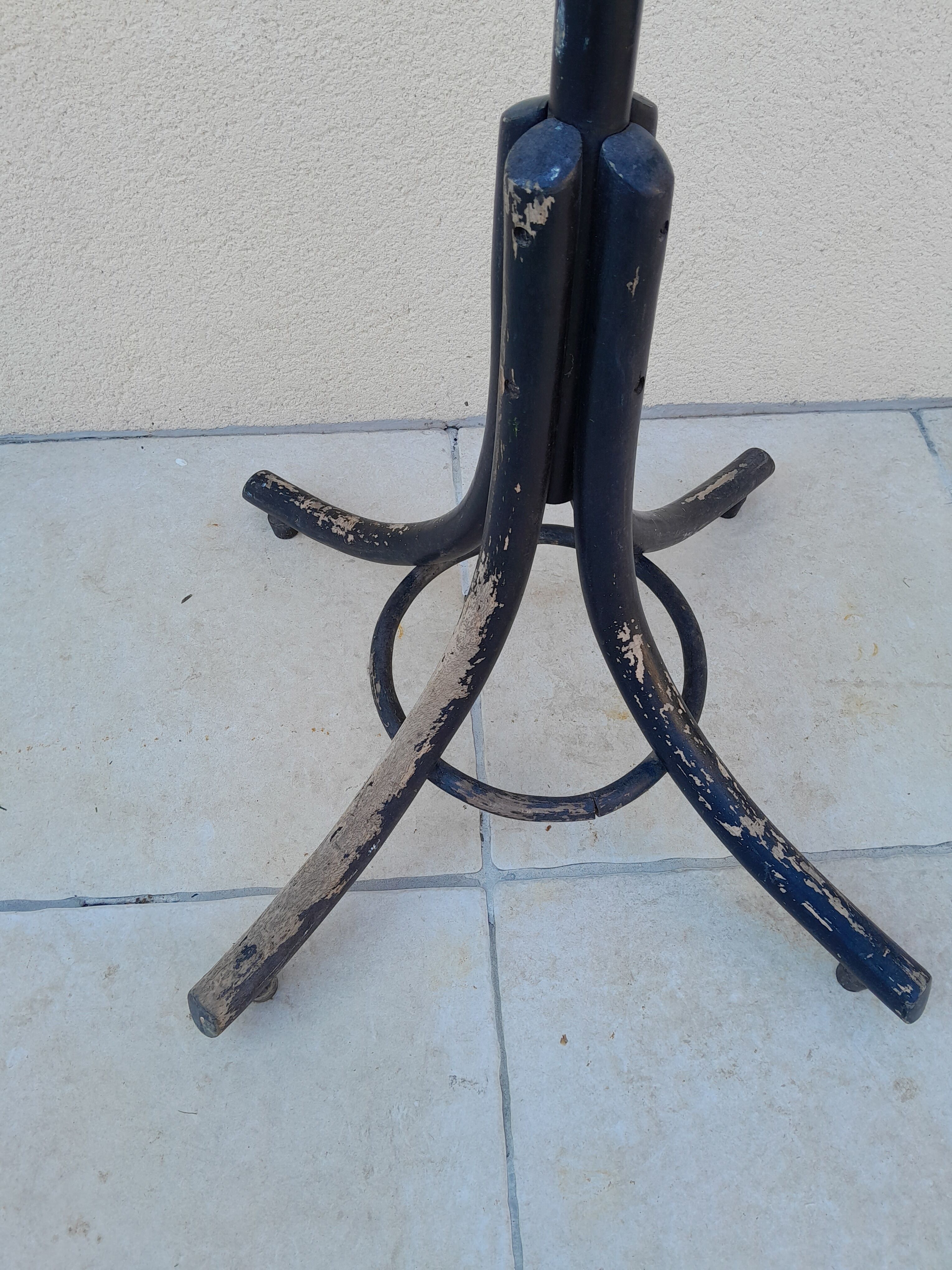 Coat rack parrot bistro