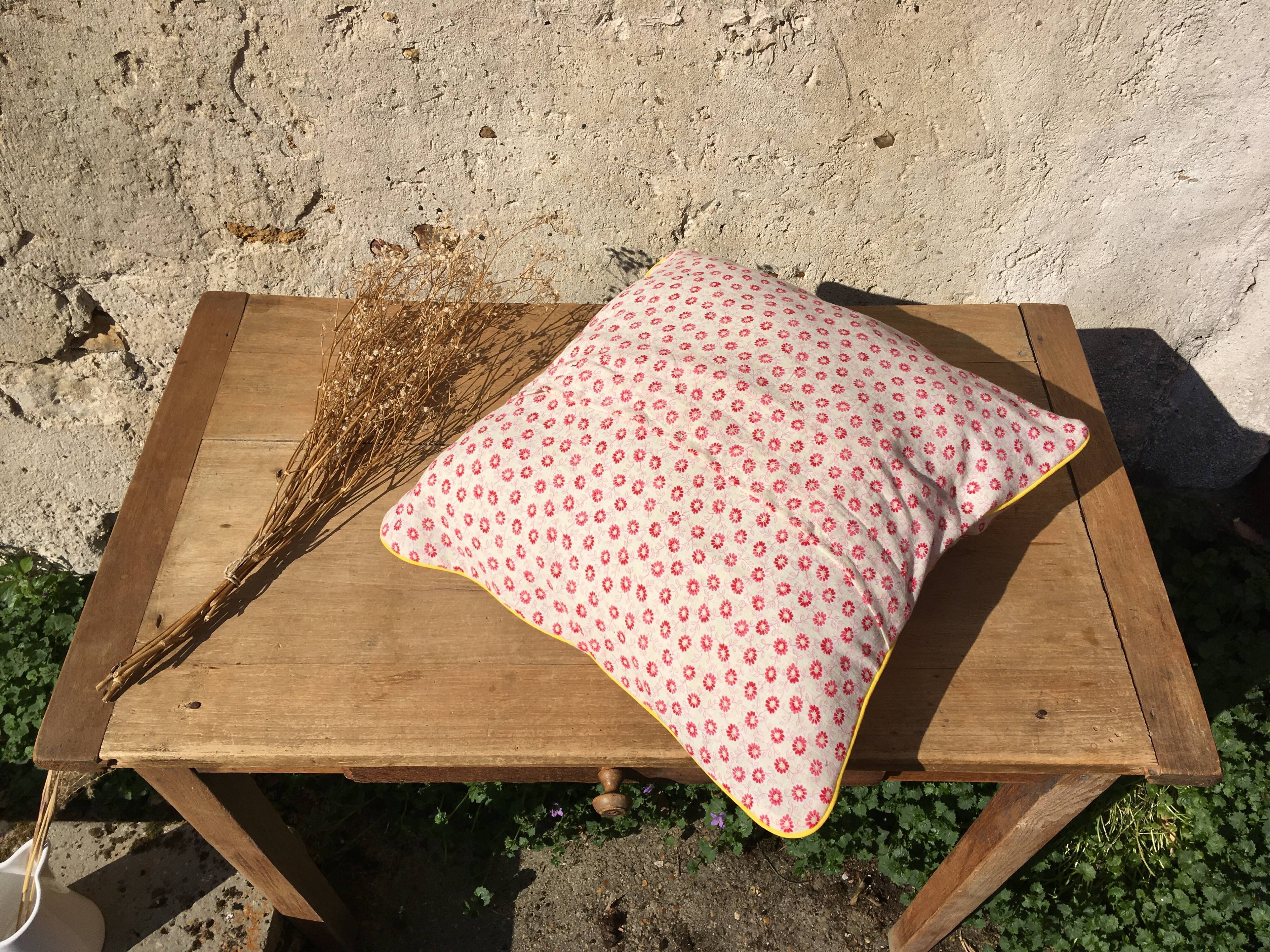 Housse de coussin en tissu vintage brodé